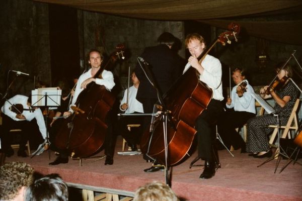 1985 Festival. Hans Roelofsen i Rudolf Senn, contrabaixos_ Hacquart Chamber Orchestra. Església baixa.JPG