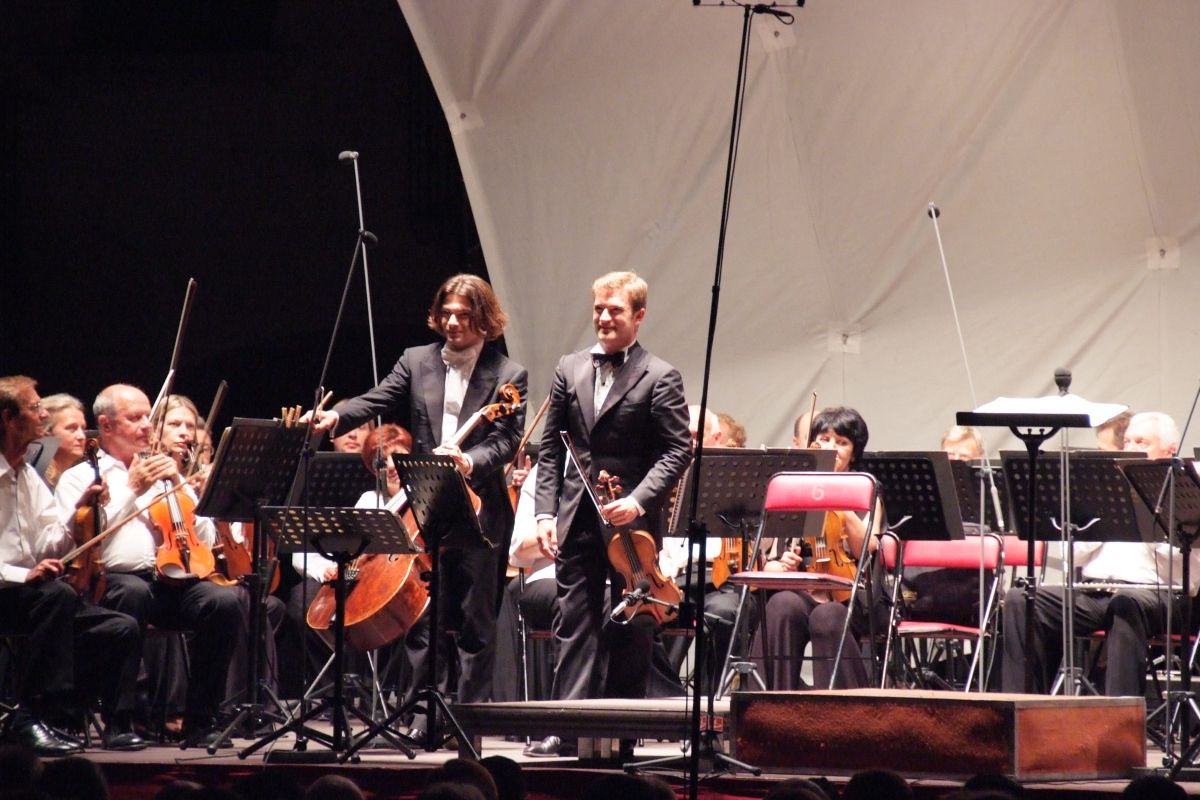 2008. Orquestra filharmònica de Novosibirsk, Thomas Sanderling, Renaud Capuçon, Gautier Capuçon-1