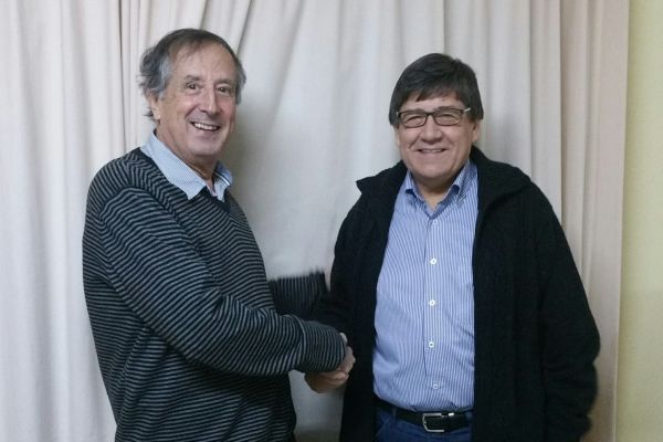 Josep Lloret, a l'esquerra, i Albert Bou en el moment de fer efectiu el traspàs de la presidència de Joventuts Musicals de Torroella de Montgrí.