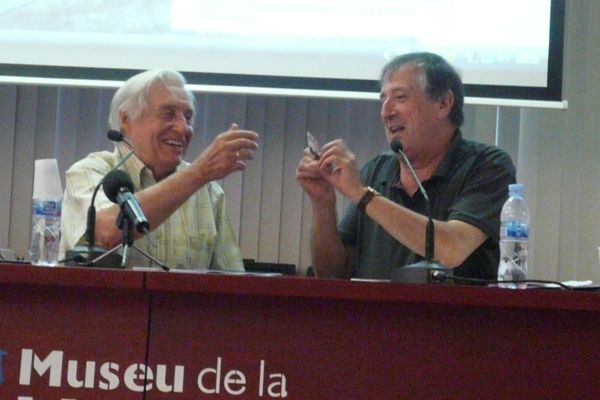 Joaquín Achúcarro, a l'esquerra, rep el carnet de soci d'honor de Joventuts Musicals de Torroella de mans de Josep Lloret.